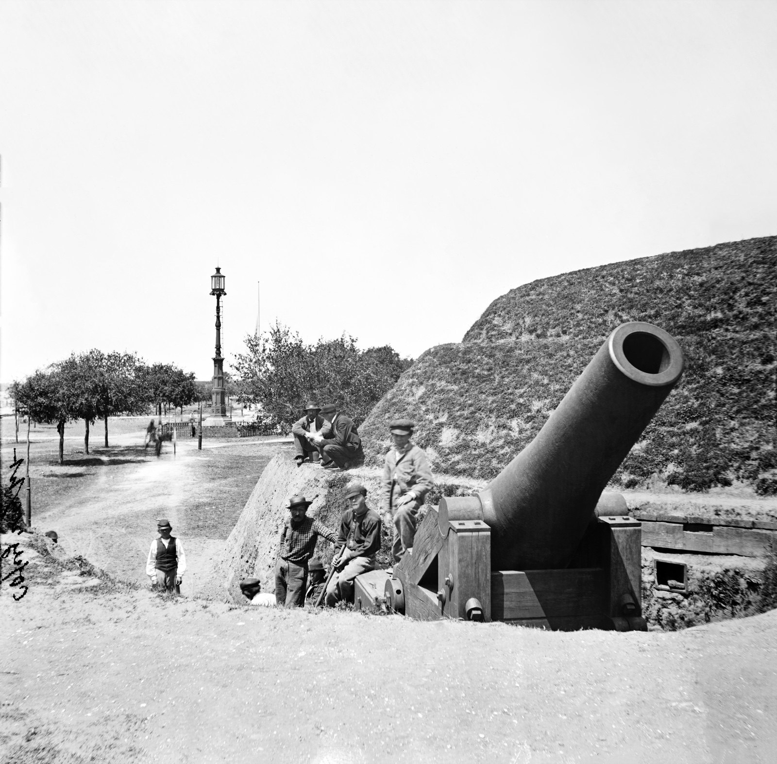 10-inch Columbiad at the Point Battery, original black and white